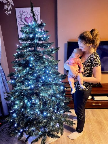 STELLINKA ZDOBÍ S MAMINKOU VÁNOČNÍ STROMEČEK (2. 12.)