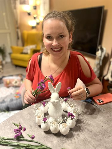 IVETKA VYRÁBÍ VELIKONOČNÍ VÝZDOBU (31. 3.)