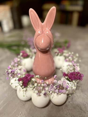 IVETKA VYRÁBÍ VELIKONOČNÍ VÝZDOBU (31. 3.)
