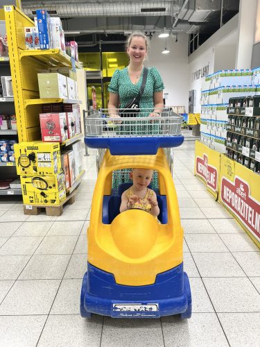 STELLINKA POPRVÉ V NÁKUPNÍM VOZÍTKU (28. 8.)