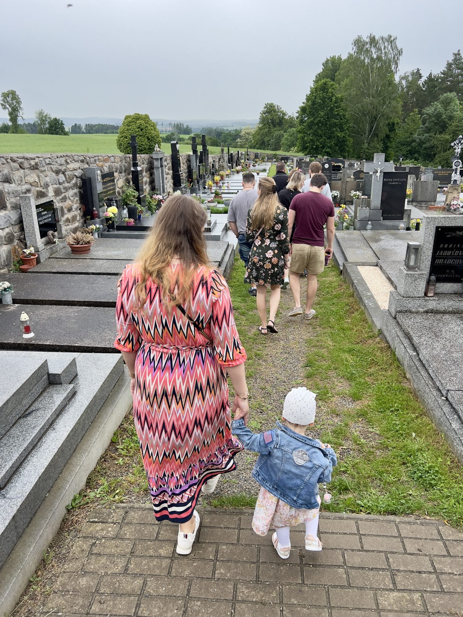ULOŽENÍ UREN BABIČKY A DĚDY Z MOZOLOVA DO HROBU (7. 6.)