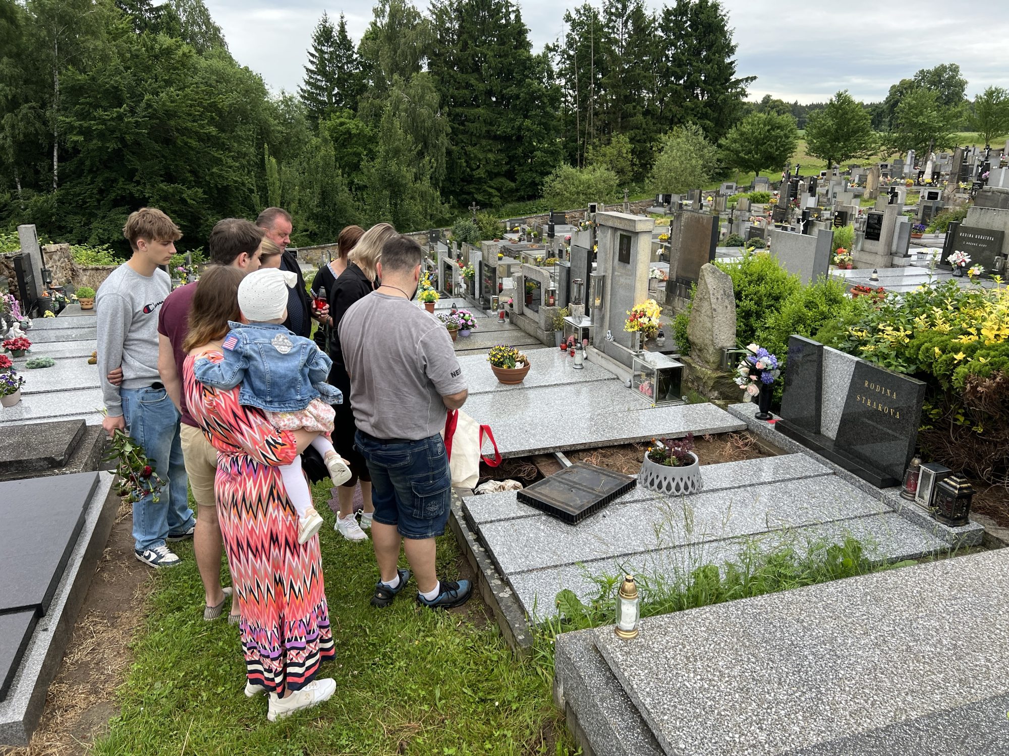 ULOŽENÍ UREN BABIČKY A DĚDY Z MOZOLOVA DO HROBU (7. 6.)