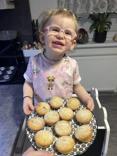 ŠÉFKUCHAŘKA STELLINKA PEČE SVÉ PRVNÍ MUFFINY (21. 2.)